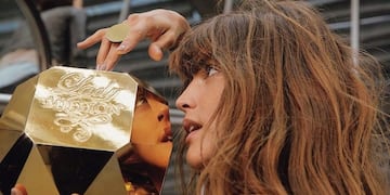 Dignity Rivero posó con un sensual vestido de lentejuelas doradas (Foto: Instagram/ @lacalurivero)