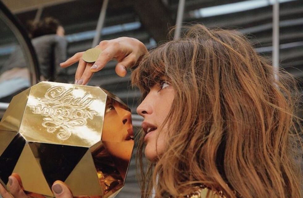 Dignity Rivero deslumbró con un vestido de lentejuelas dorado que dejó ver que no llevaba ropa interior