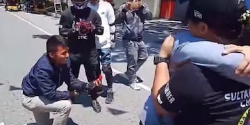Fingió su muerte para pedirle casamiento a su novia