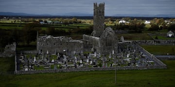 Recreación histórica Un pueblo irlandés transformado en campo de batalla medieval\r\n\r\nThe ruins of Claregalway Friary, a medieval Franciscan abbey is seen during a medieval combat festival at Claregalway Castle in Galway, Ireland September 29, 2018\u002E REUTERS/Clodagh Kilcoyne Galway Irlanda  festival de combate medieval en el castillo de Claregalway recreaciones historicas festejo fiestas tradicionales tradicion