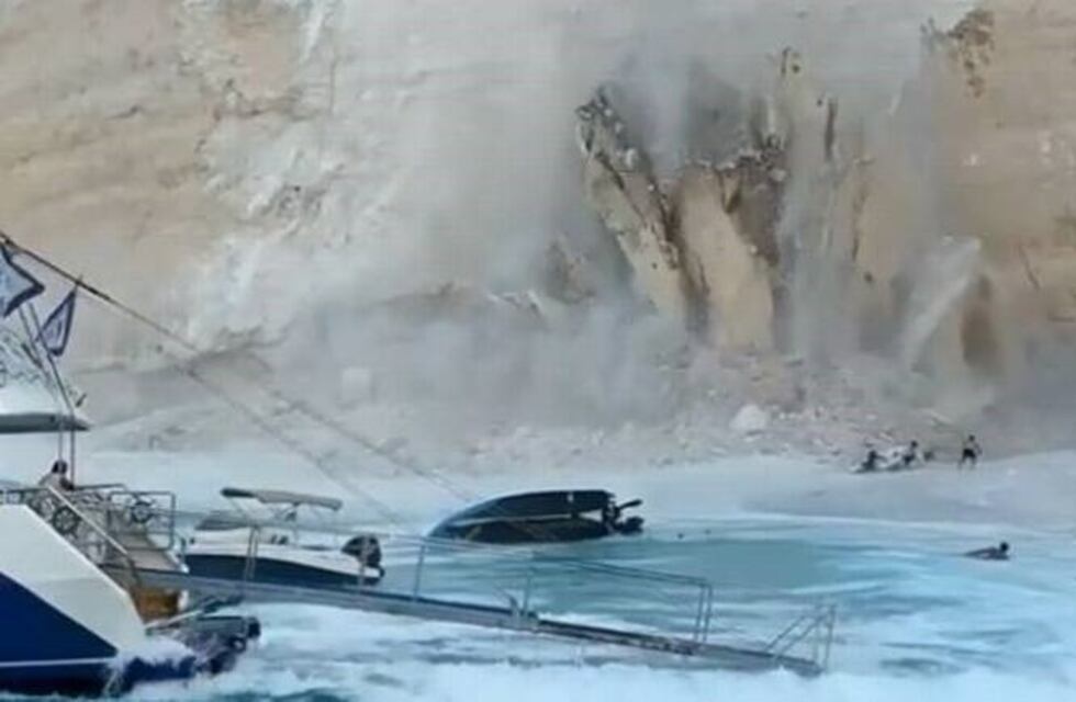 Un acantilado se cayó sobre siete personas en una playa de Grecia