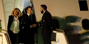 El presidente de Francia, Emmanuel Macron (c), y la primera dama, Brigitte Macron (i), durante su llegada a Buenos Aires para participar de la cumbre de del G20\u002E EFE/Juan Ignacio Roncoroni