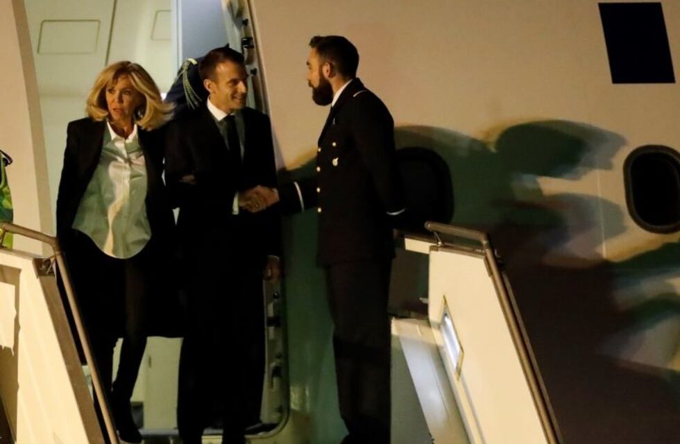 Papelón en el arribo de Macron: saludó a dos empleados de Ezeiza porque Michetti llegó tarde