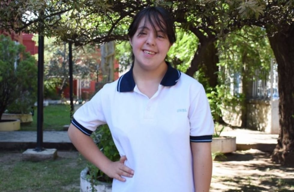 Florencia tiene síndrome de Down y su dedicación la convirtió en abanderada