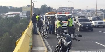 La detuvieron cuando intentaba tirarse de un puente junto a sus dos hijos