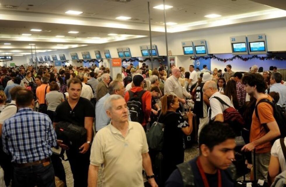 Demoras y cancelaciones en Aeroparque y Ezeiza: anunciaron un paro de LATAM