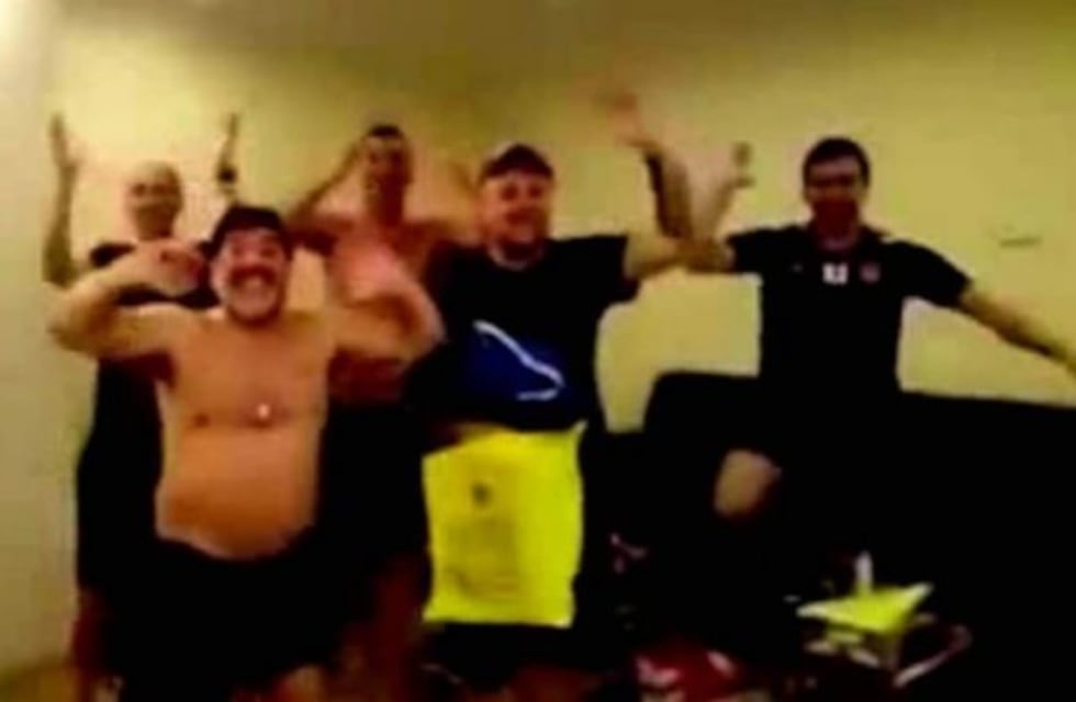 Cantos y descontrol: Maradona festejó el ¿ascenso? de Riestra