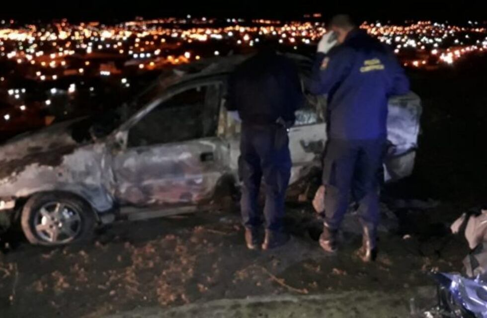 Hallan el cuerpo calcinado  de un hombre en un auto