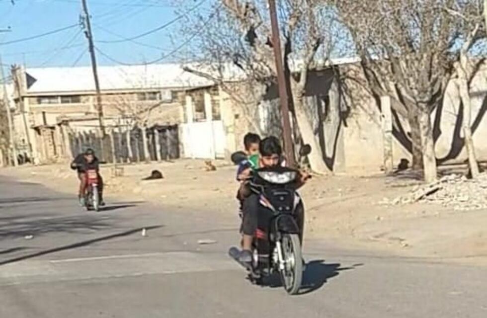 Filman a menores corriendo picadas en moto y sin casco en Chimbas