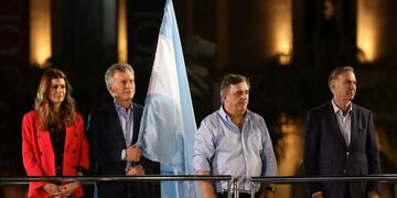 Mario Negri junto a Macri en el cierre de campaña\u002E
