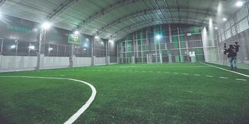 Cancha de fútbol cinco vacía por la cuarentena (Leonardo Carreño)