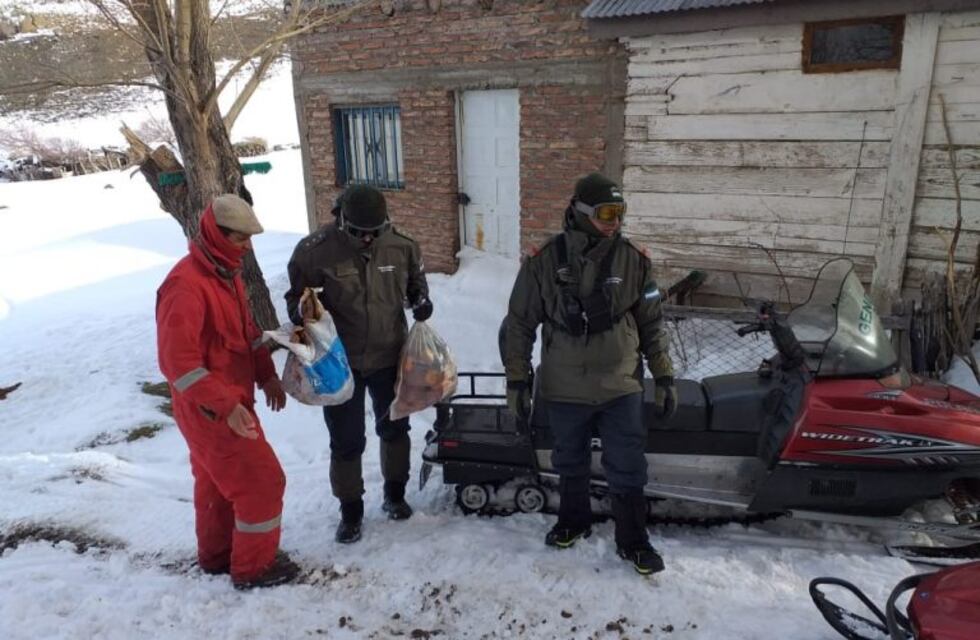 Gendarmes asistieron a personas en situación de riesgo por las intensas nevadas