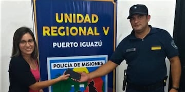 Romina V\u002E recuperó su teléfono de la mano de la policía\u002E