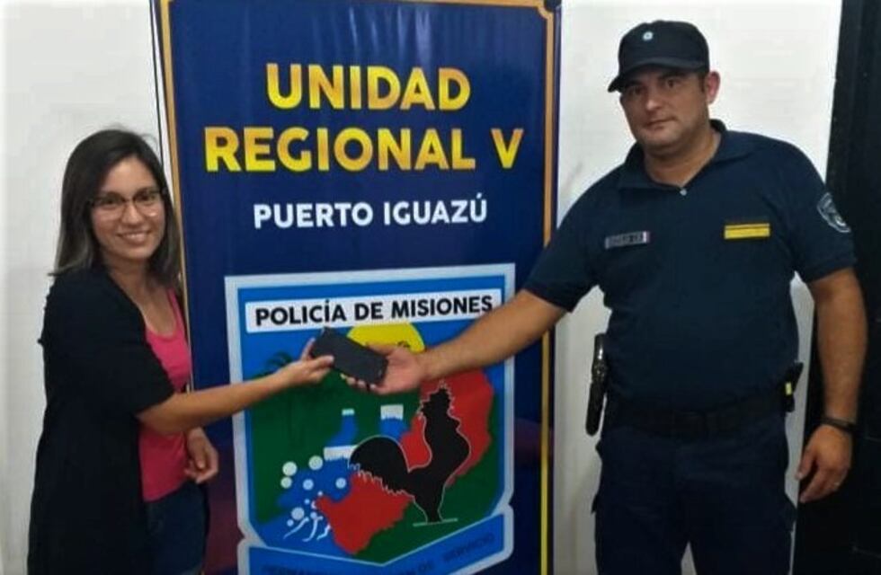 Una turista encontró un teléfono y la policía lo devolvió a su dueña