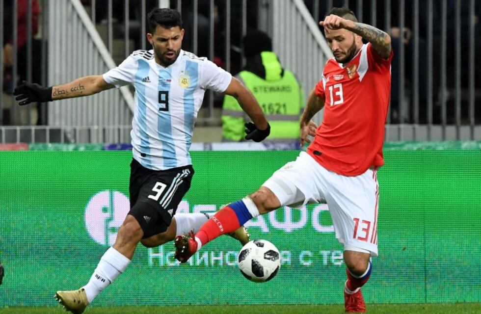 La tremenda volea de Agüero que exigió al arquero ruso