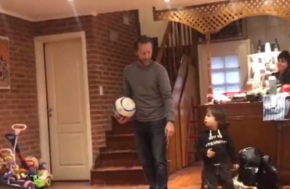 Le quiso enseñar a su hijo a tirar una "chilena" y el resultado se hizo viral