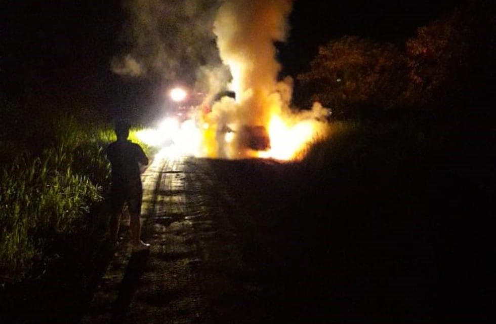 Se incendió un vehículo sobre la avenida El Fundador