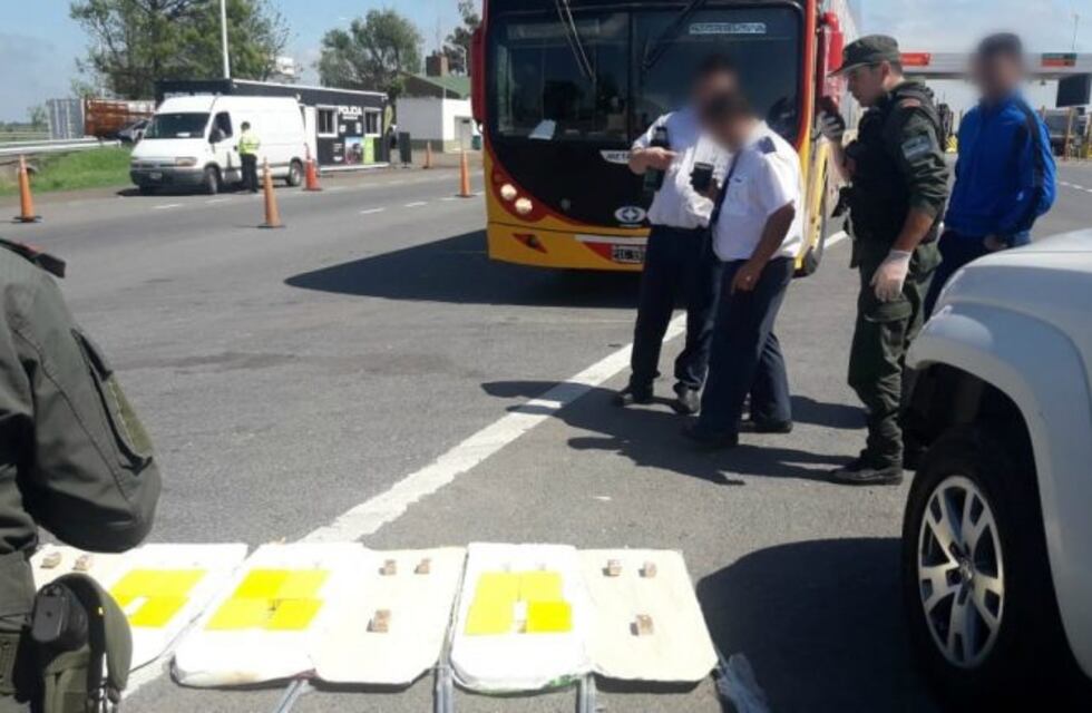 Hallaron 12 kilos de cocaína oculta en tablas de planchar en un ómnibus