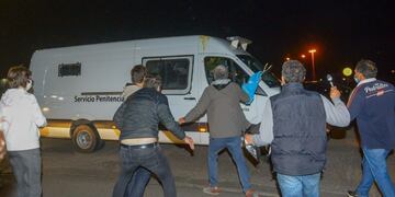 Vecinos de Pilar impiden que Lázaro Báez ingrese al country\u002E (Foto: Clarín)