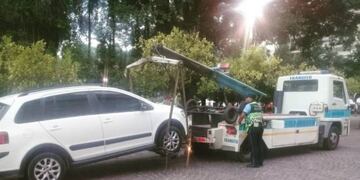 Tránsito remolcó autos estacionados en la plaza 9 de Julio\u002E