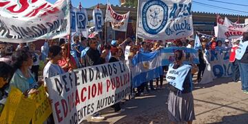 Docentes autoconvocados reclaman mejoras en el sueldo y las escuelas\u002E