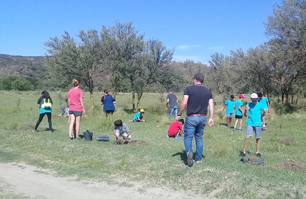 Egresados plantaron árboles como testigo de su trayectoria escolar en Nono