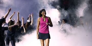 NEW YORK, NY - March10: Gabriela Sabatini of Argentina takes the court before her match against Monica Seles of the United States during the BNP Paribas Showdown at Madison Square Garden on March 10, 2015 in New York City\u002E Rich Schultz /Getty Images/AFP\r\n== FOR NEWSPAPERS, INTERNET, TELCOS & TELEVISION USE ONLY ==\r\n nueva york eeuu gabriela sabatini tenis extenistas partido exhibicion tenis tenistas