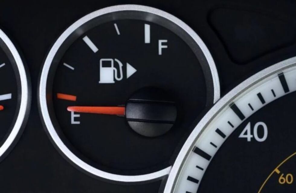 Los diversos problemas que puede traer conducir con el tanque en reserva