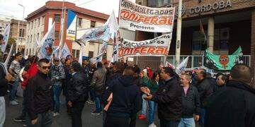 Los choferes cortaron el tru00e1nsito frente a la sede de la UTA y provocan un caos de tru00e1nsito\u002E