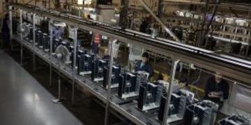 Employees work at the Newsan SA air conditioner factory in Ushuaia, in the province of Tierra del Fuego, Argentina, on Thursday, April 21, 2016. Argentine industry has come to depend on government protection and the Tierra del Fuego industrial hub more th