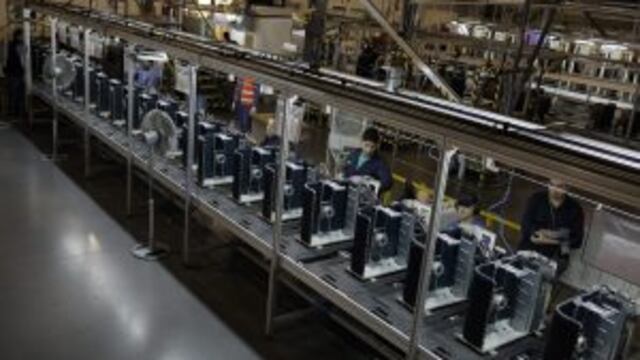 Employees work at the Newsan SA air conditioner factory in Ushuaia, in the province of Tierra del Fuego, Argentina, on Thursday, April 21, 2016. Argentine industry has come to depend on government protection and the Tierra del Fuego industrial hub more th