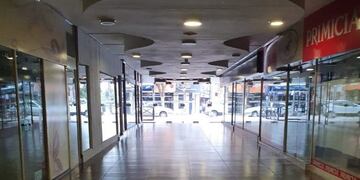 Locales vacíos en la Galería Acuario de Carlos Paz\u002E