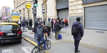 El servicio del tren Sarmiento reanuda su servicio luego de activarse el protocolo ante dos posibles casos de coronavirus entre los guardas\u002E (Clarín)