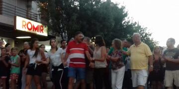 Yanina, a la derecha de Gustavo, el papá de Gonzalo, en la marcha de este jueves (Vía Rafaela)