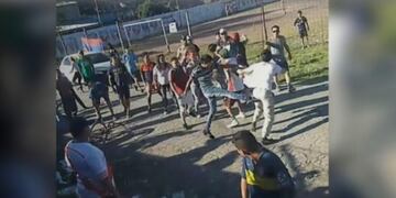 Hinchas de uno y otro equipo protagonizaron el enfrentamiento que terminó en una verdadera batalla campal (web)\u002E