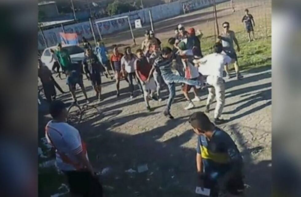 Brutal enfrentamiento entre hinchas en un partido de la Liga Amateur Platense de Fútbol