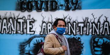 Una persona con tapabocas camina por la Ciudad de Buenos Aires\u002E (EFE/ Juan Ignacio Roncoroni)
