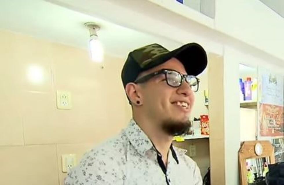 Un ejemplo a seguir: nació sin manos y es barbero