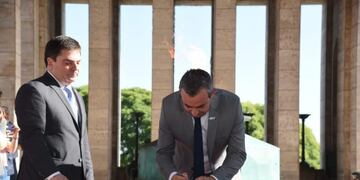 El acta de asunción se firmó a metros de la llama votiva\u002E (@laochoam830)