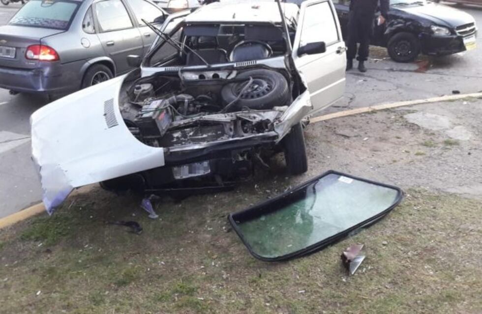 Tres demorados por chocar un taxi y dejar un pasajera herida