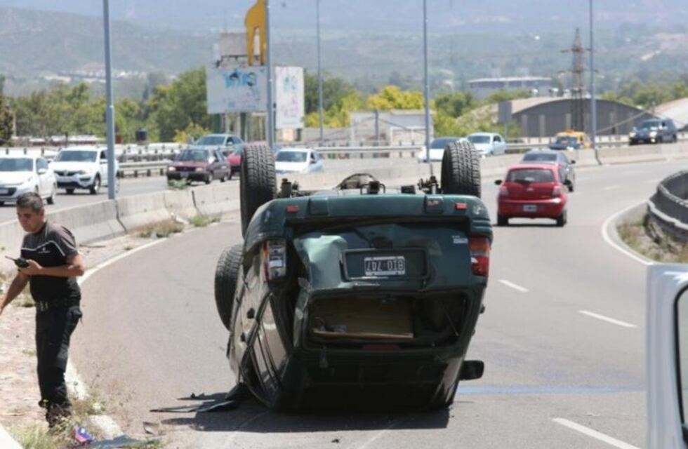 Impactante vuelco de una camioneta en la Costanera