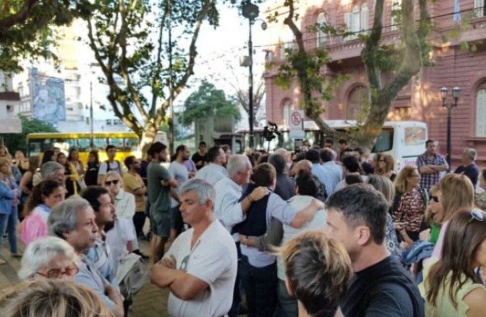 Familiares y amigos de Marcelo Seisas se manifestaron frente al municipio