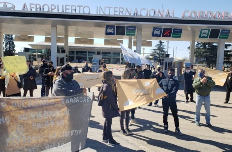 Trabajadores de líneas low cost piden volver a volar