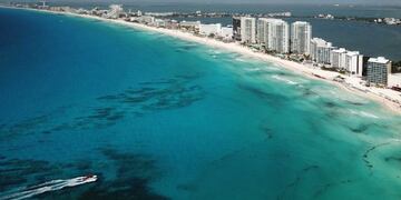 -FOTODELDIA- AME7108\u002E CANCÚN (MÉXICO), 26/06/2019\u002E- Fotografía aérea tomada con drone que muestra una vista general de la zona de playas con sargazo este miércoles, en el balneario de Cancún, en el estado de Quintana Roo (México)\u002E El próximo 27 de junio comenzará la Cumbre Mundial Contra el Sargazo, donde asistirán ministros de países del Caribe afectados por el alga\u002E EFE/ Alonso Cupul