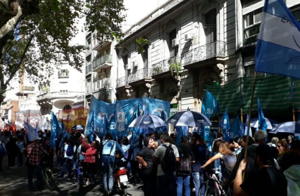 Gremios rosarinos preparan una protesta local y exigen a la CGT un paro nacional