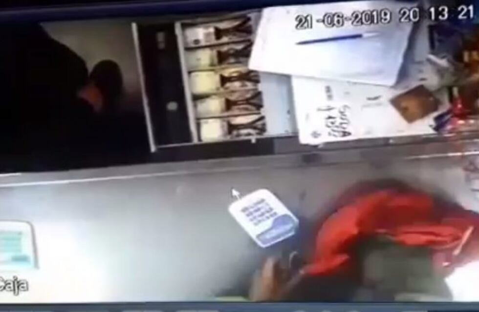 Un robo a mano armada en Villa Concepción del Tío quedó registrado por las cámaras del local (VIDEO)