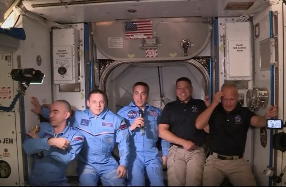 La tripulación Crew Dragon fue recibida en la Estación Espacial Internacional
