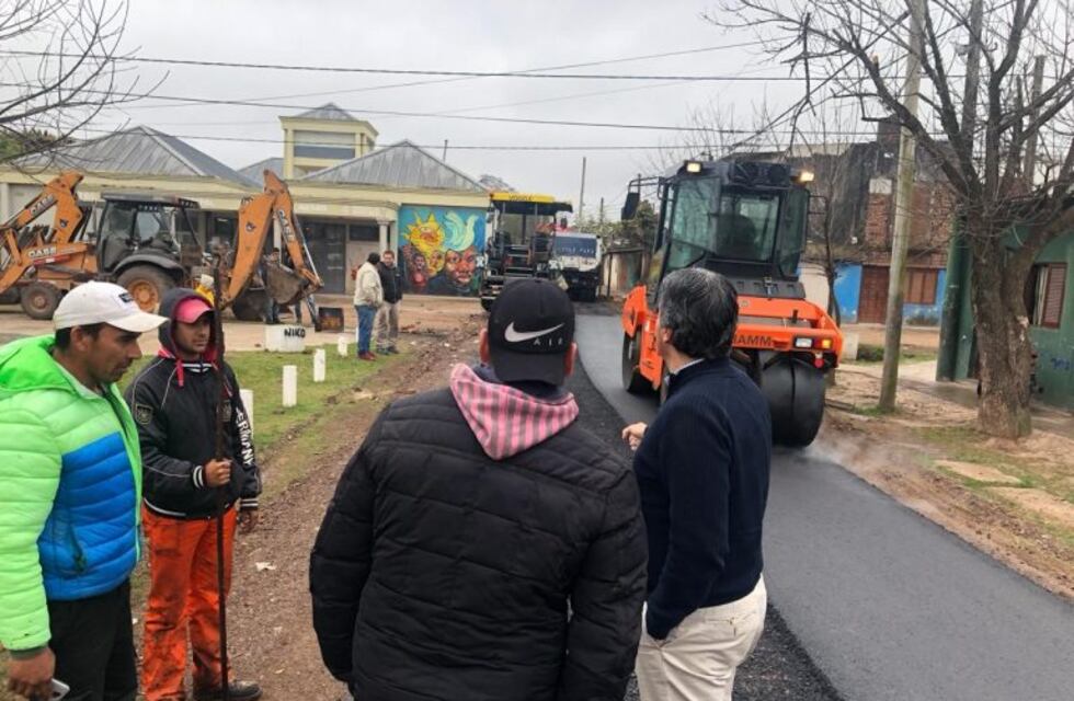 Capitanich recorrió las obras de pavimento que ejecuta el municipio en Villa Río Negro