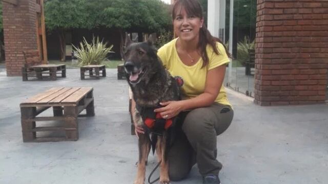 Ayelén Castro, junto a Ruca, la perra que encontró los cadáveres de las mujeres israelíes\u002E