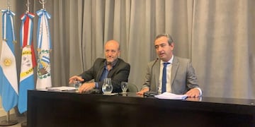 Javkin fue acompañado por el secretario de Salud, leonardo Caruana, durante la conferencia de prensa\u002E (Archivo)